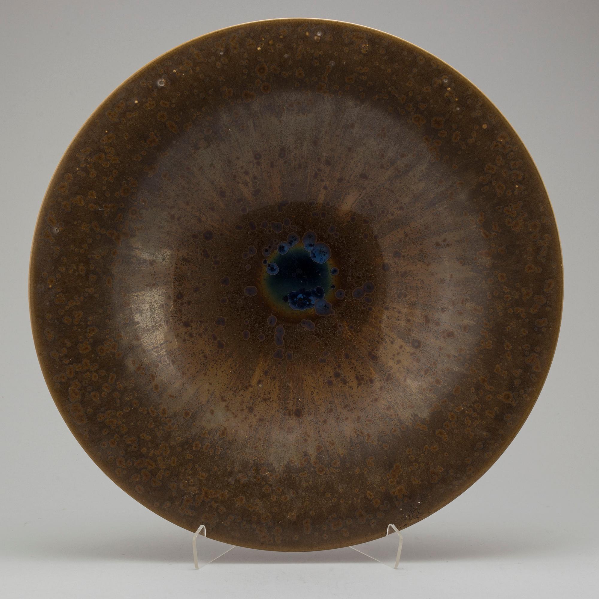 A stoneware dish by Lasse Östman, signed.