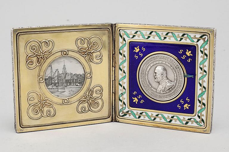A silver medal and case, case from C G Hallberg in Stockholm 1899.