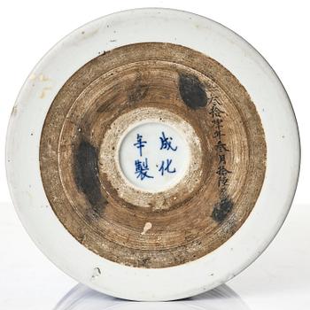 Penselställ/Bitong, porslin. Qingdynastin, Kangxi (1662-1722).
