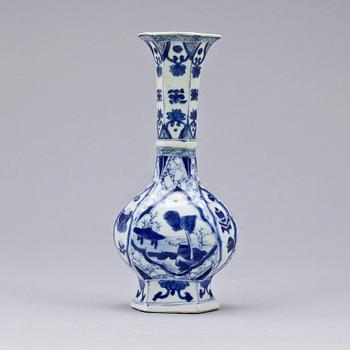 A blue and white vase, Qing dynasty, Kangxi (1662-1722).