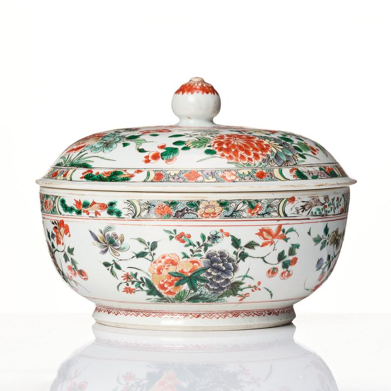 A famille verte tureen with cover, Qing dynasty, Kangxi (1662-1722).