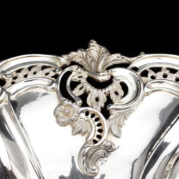 SKÅL PÅ FOT, silver, Gustav Möllenborg, Stockholm 1848, Total vikt ca 1069 g.