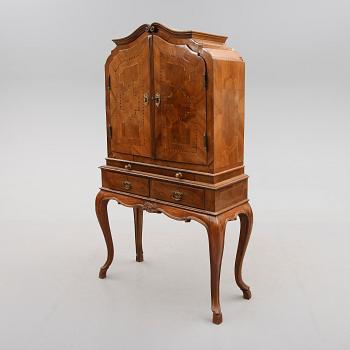 SKÅP PÅ BENSTÄLLNING, delvis rokoko, Sydeuropa, 1700-/1900-tal.