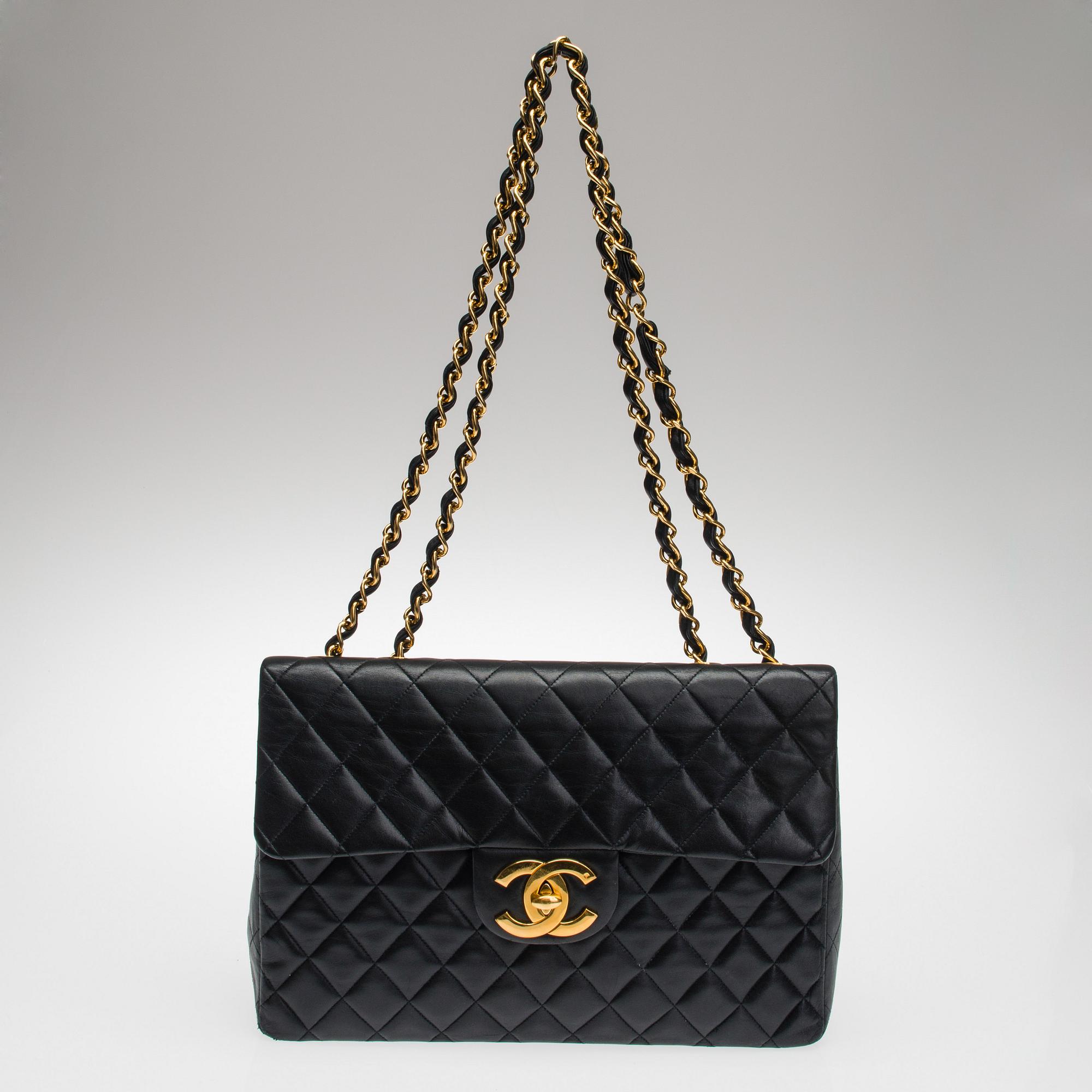 VÄSKA, "Timeless Classic Maxi Flap", Chanel.