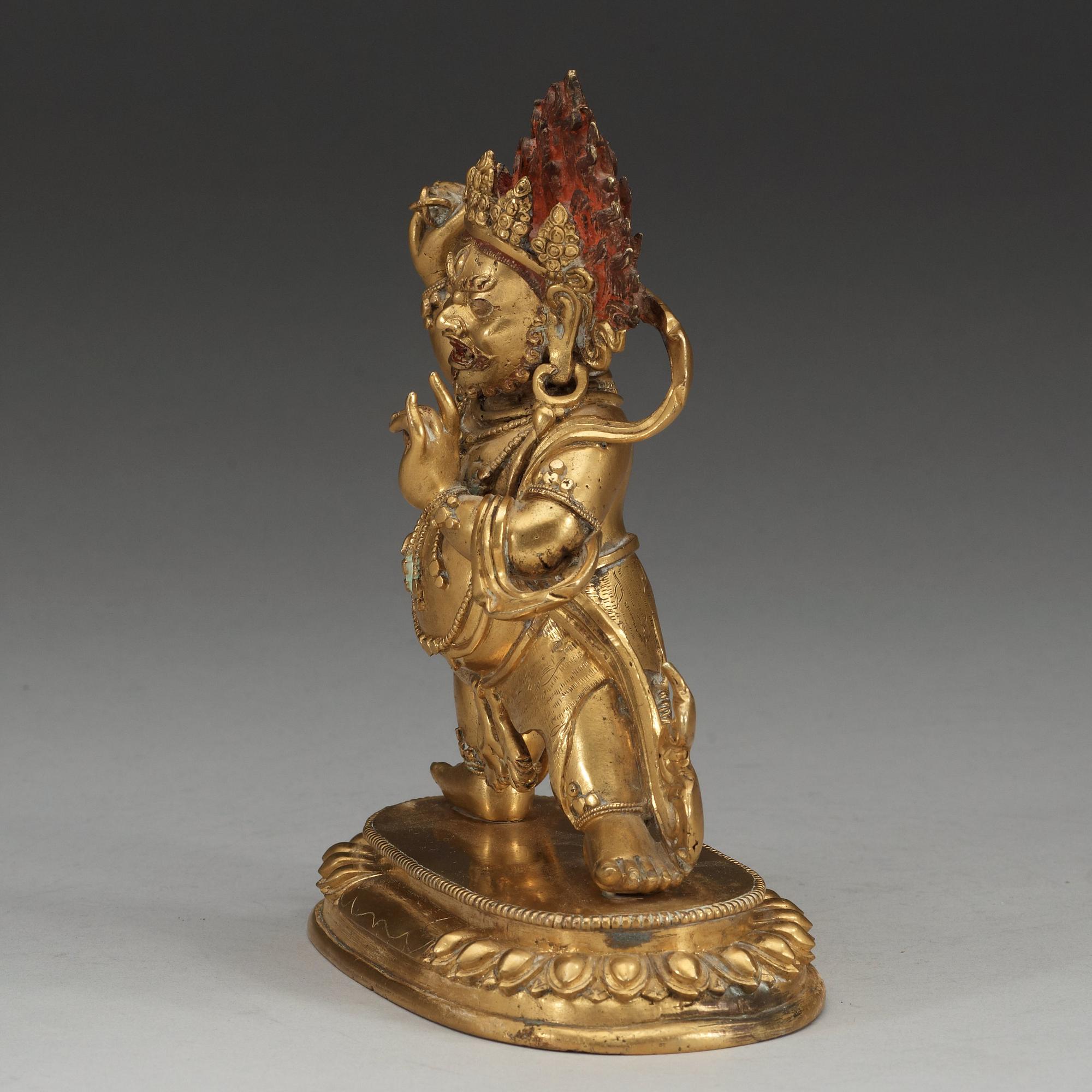 DHARMAPALA, förgylld brons, Sinotibetansk. Troligen 1700-tal.