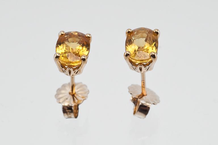 A PAIR OF YELLOW SAPPHIRE EAR STUDS.
