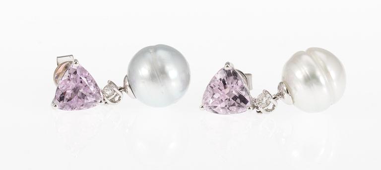 EARRINGS, kunzite with cultured South sea pearls and brilliant cut diamonds, tot. 0.25 cts.