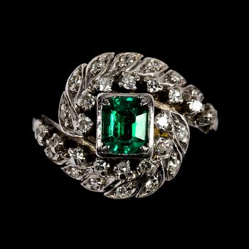 1041. RING, smaragdslipad smaragd med åttkantslipade diamanter, tot. ca 0.50 ct.