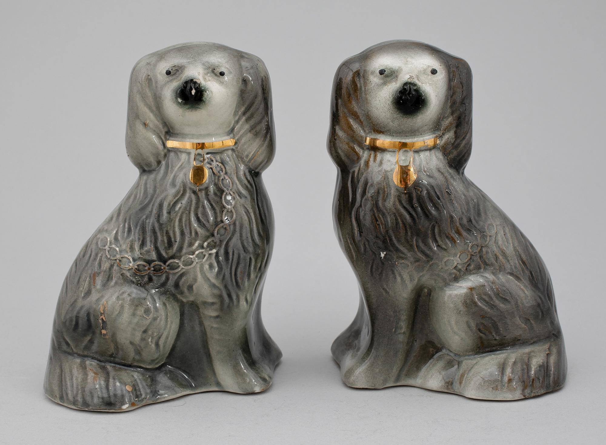 FIGURINER, två par, flintgods. Staffordshiretyp, England, 1900-talets första hälft.