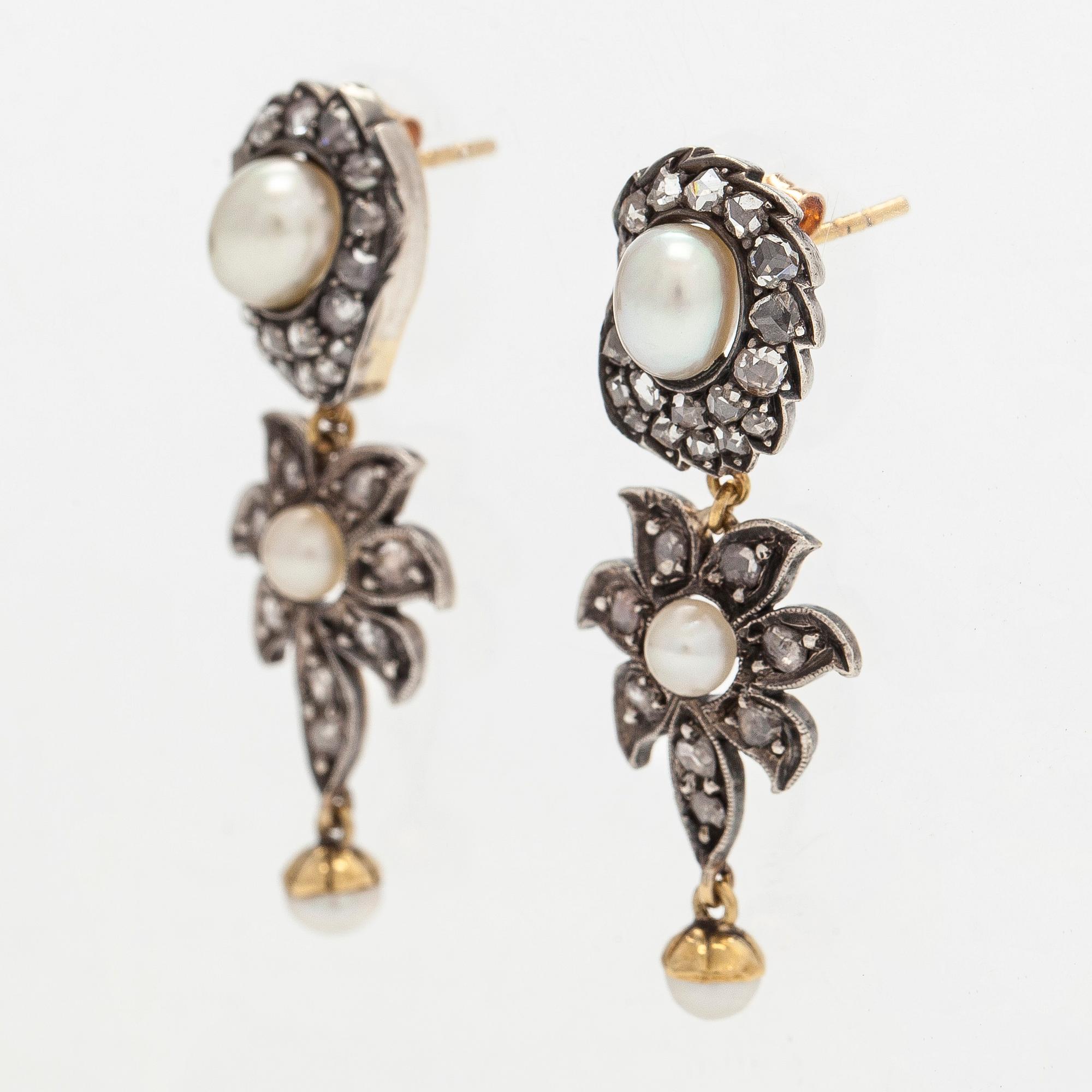 Örhängen med pärlor och rosenslipade diamanter.