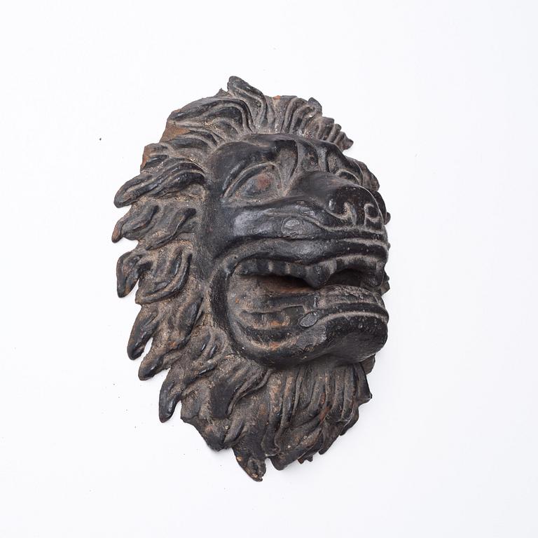 Anna Petrus, a cast iron mascaron in the shape of a lion's head.