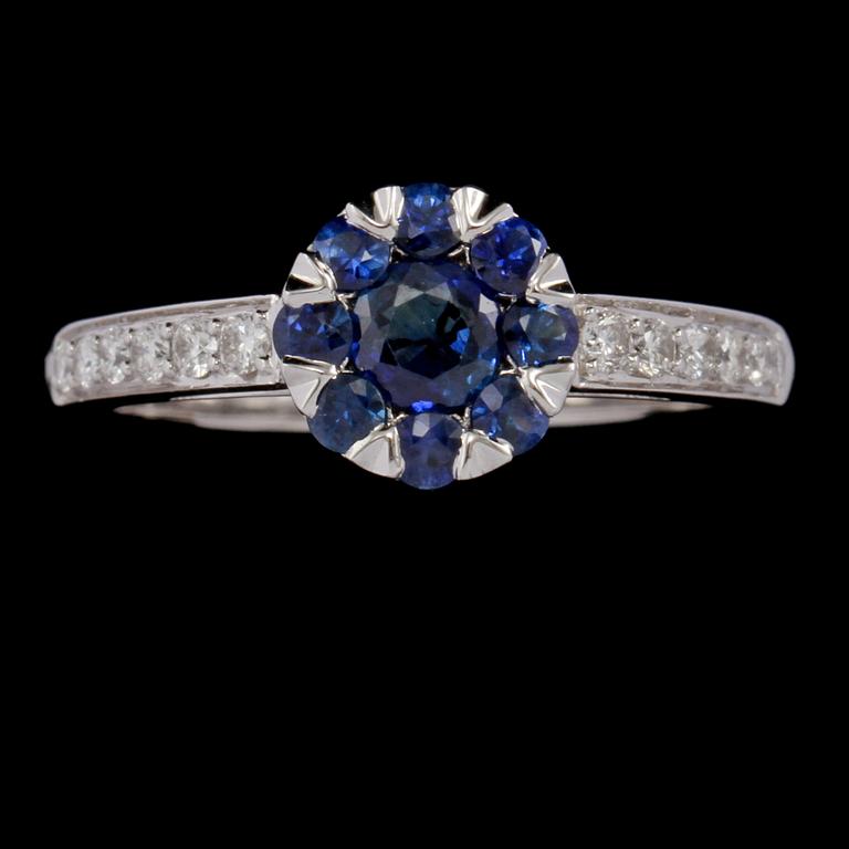 RING, 18k vitguld med 12 briljantslipade diamanter, ca 0.20 ct samt 9 blå safirer, ca 0.78 ct. Vikt 3 g.