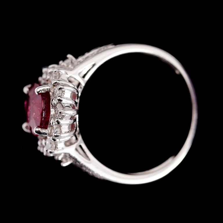 RING, 10 k vitguld, rubin 3.15 ct samt briljantslipade diamanter tot ca 0.70 ct.