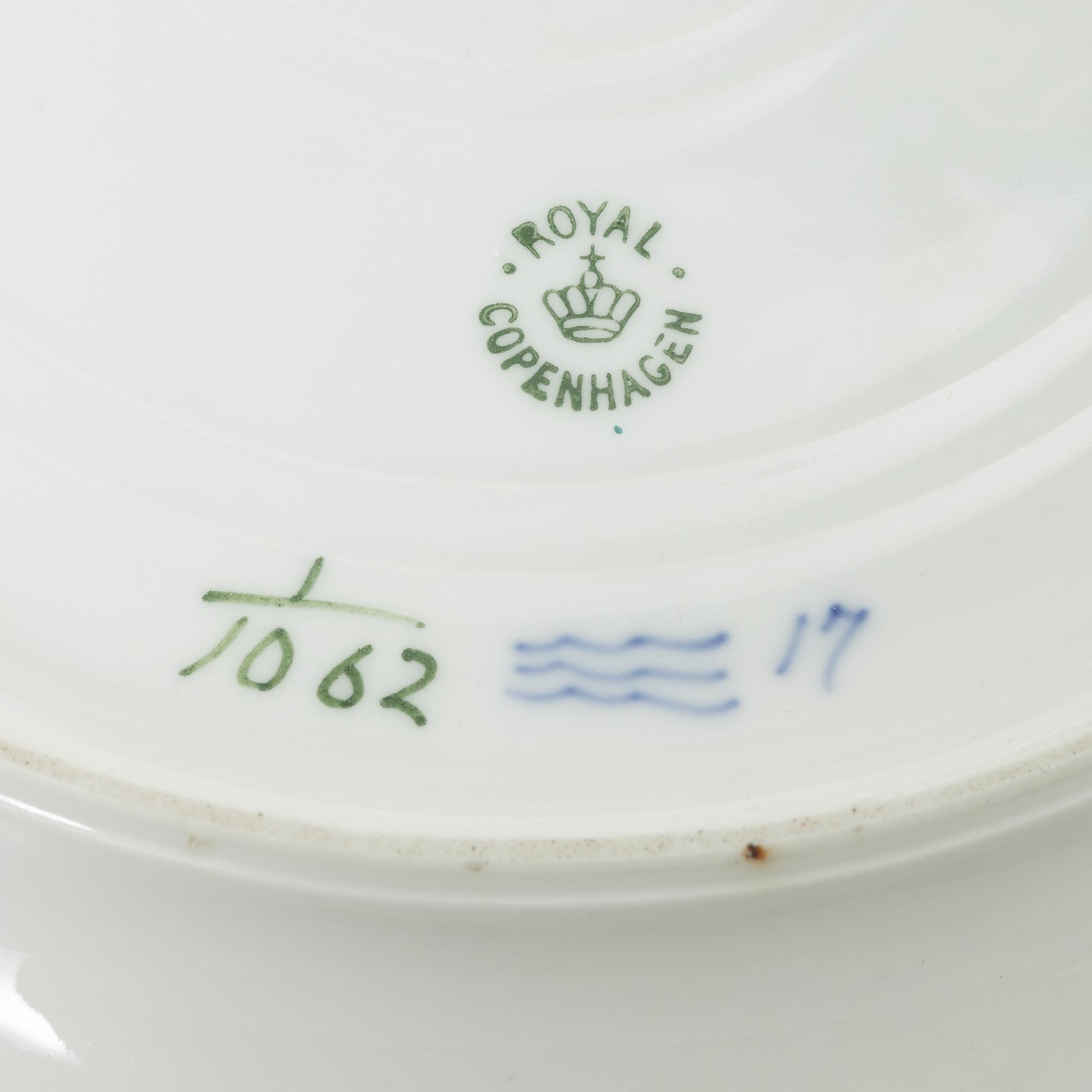 Royal Copenhagen, A 'Musselmalet Full Lace' bowl on a dish, Denmark 1942 and around the year 1900.
