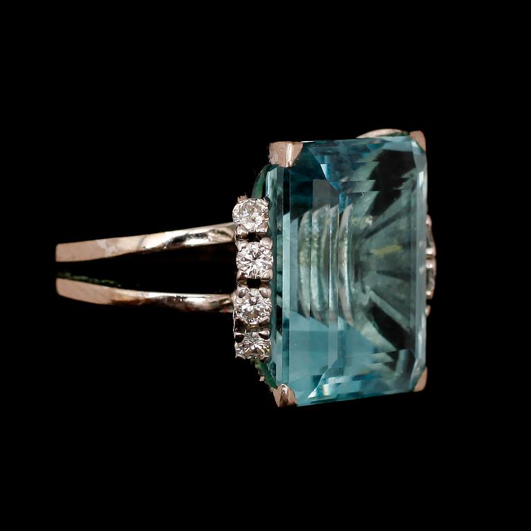 RING, 18 k vitguld, med akvamarin och briljanter.