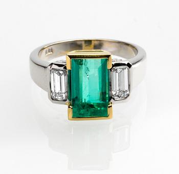 RING, 18 k guld samt vitguld med smaragd ca 2.30 ct, 2 baguetteslipade diamanter totalt ca 0.60 ct. Vikt ca 7 g.