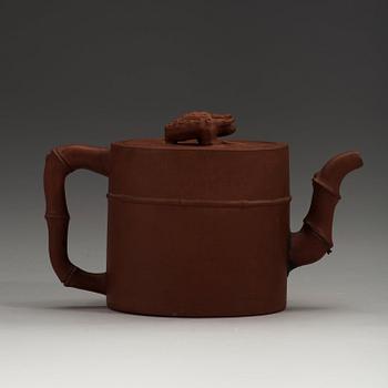 A Yixing teapot with cover, late Qing dynasty (1644-1912).