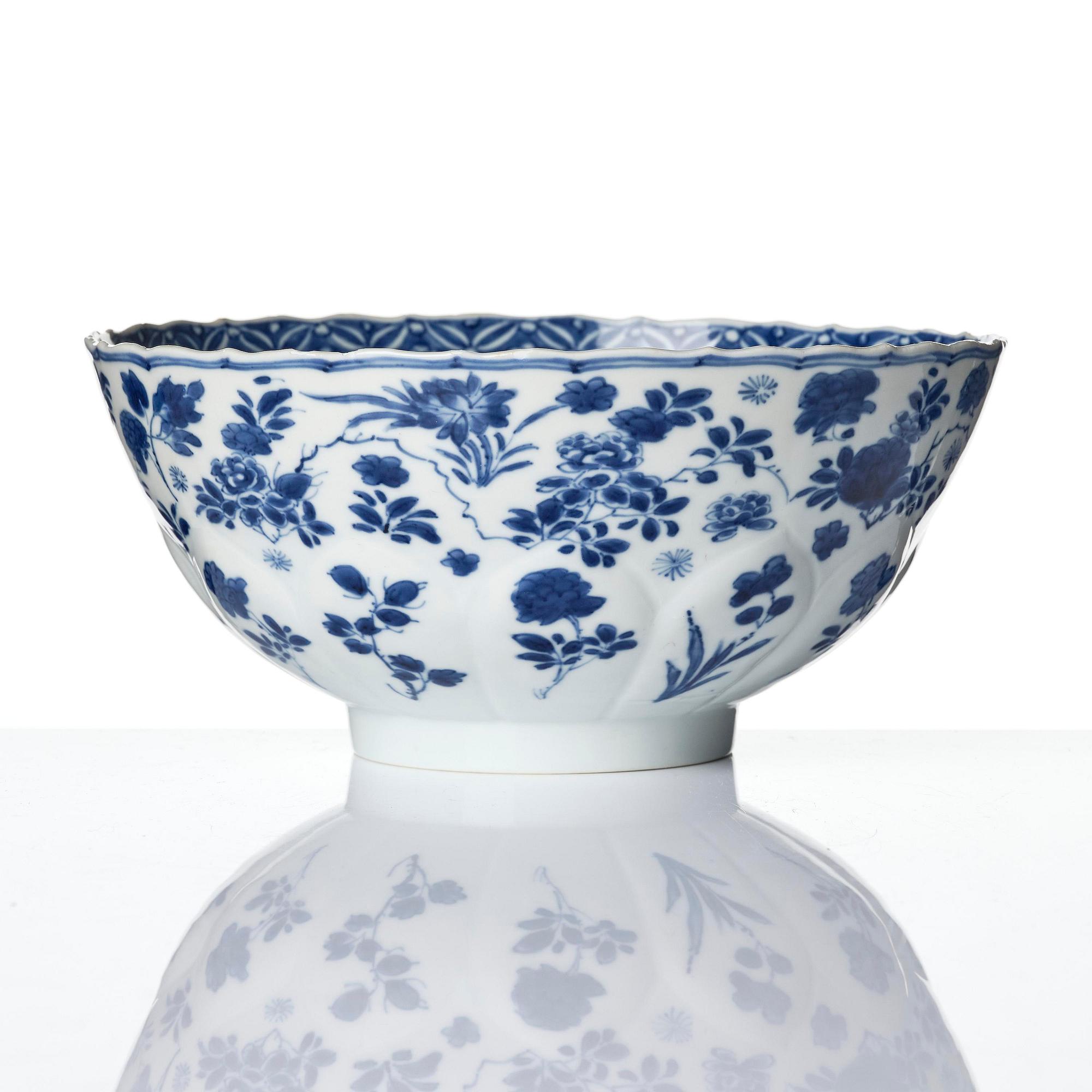 A blue and white 'floral' bowl, Qing dynasty, Kangxi (1662-1722).