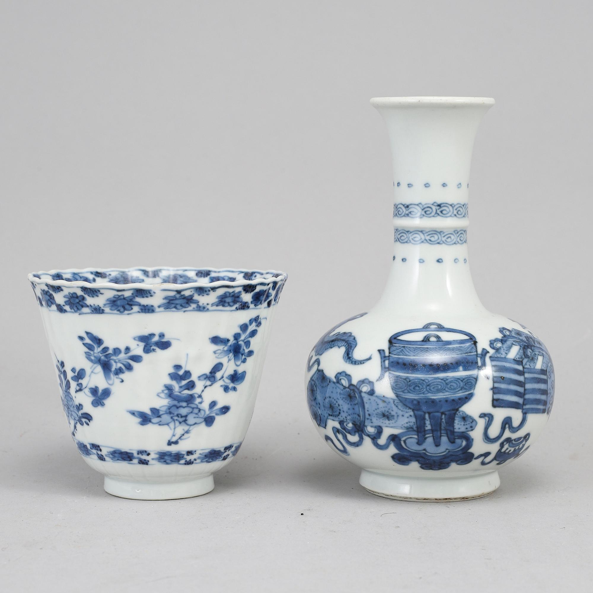 A blue and white vase and cup, Qing dynasty, Kangxi (1662-1722).