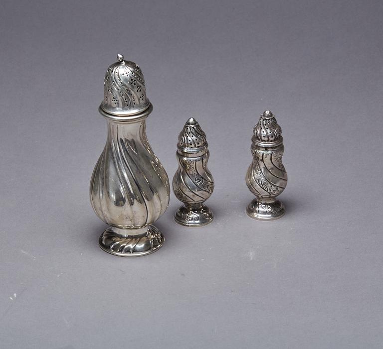 SOCKERRUSKA, SALT- och PEPPARSTRÖARE, silver, svenska importstämplar samt Danmark 1900-talets andra hälft, vikt ca 250 g.