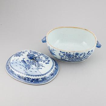 A blue and white tureen with cover, Qing dynasty, Qianlong (1736-95).