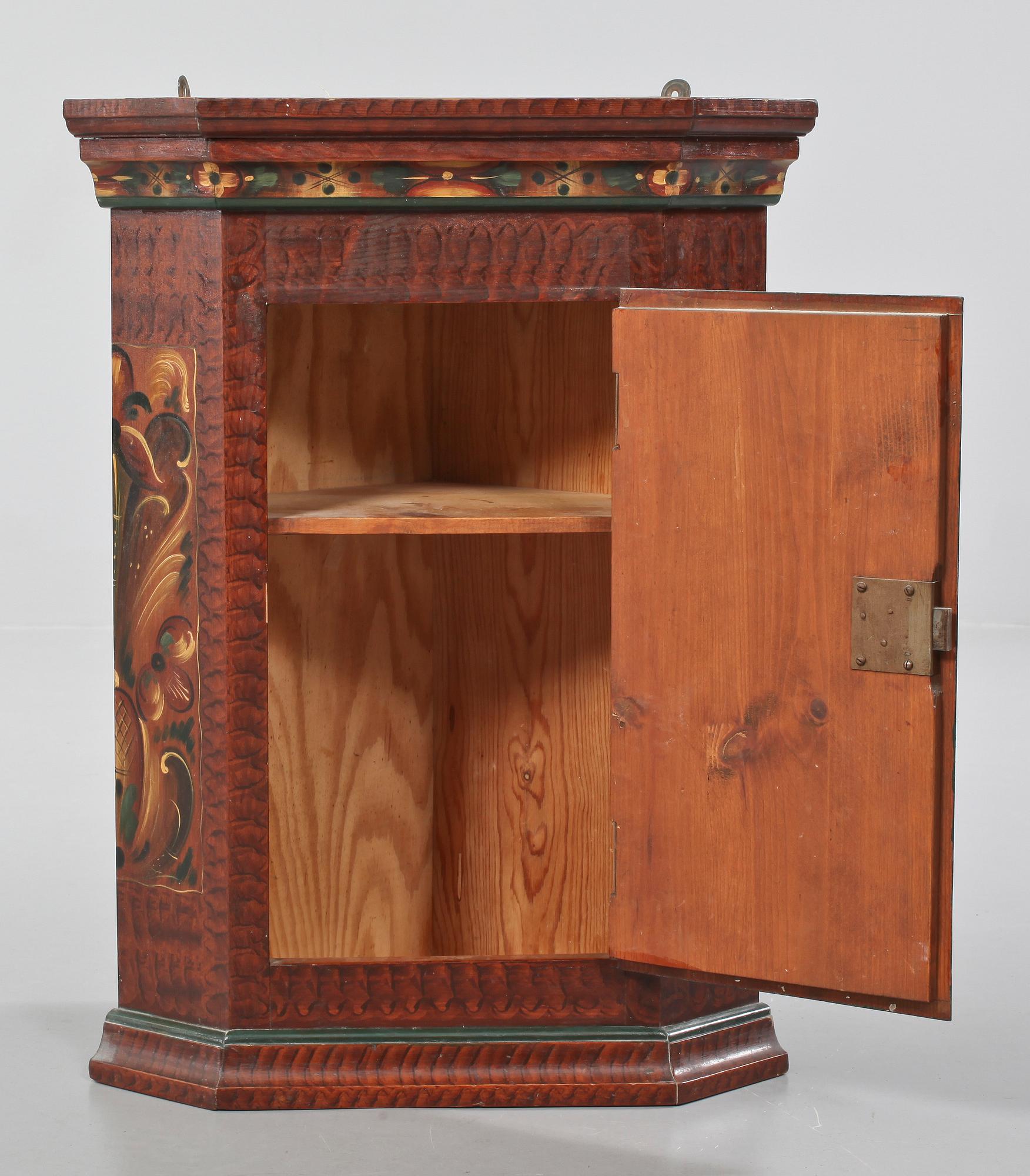HÖRNSKÅP, allmogestil, 1900-tal.