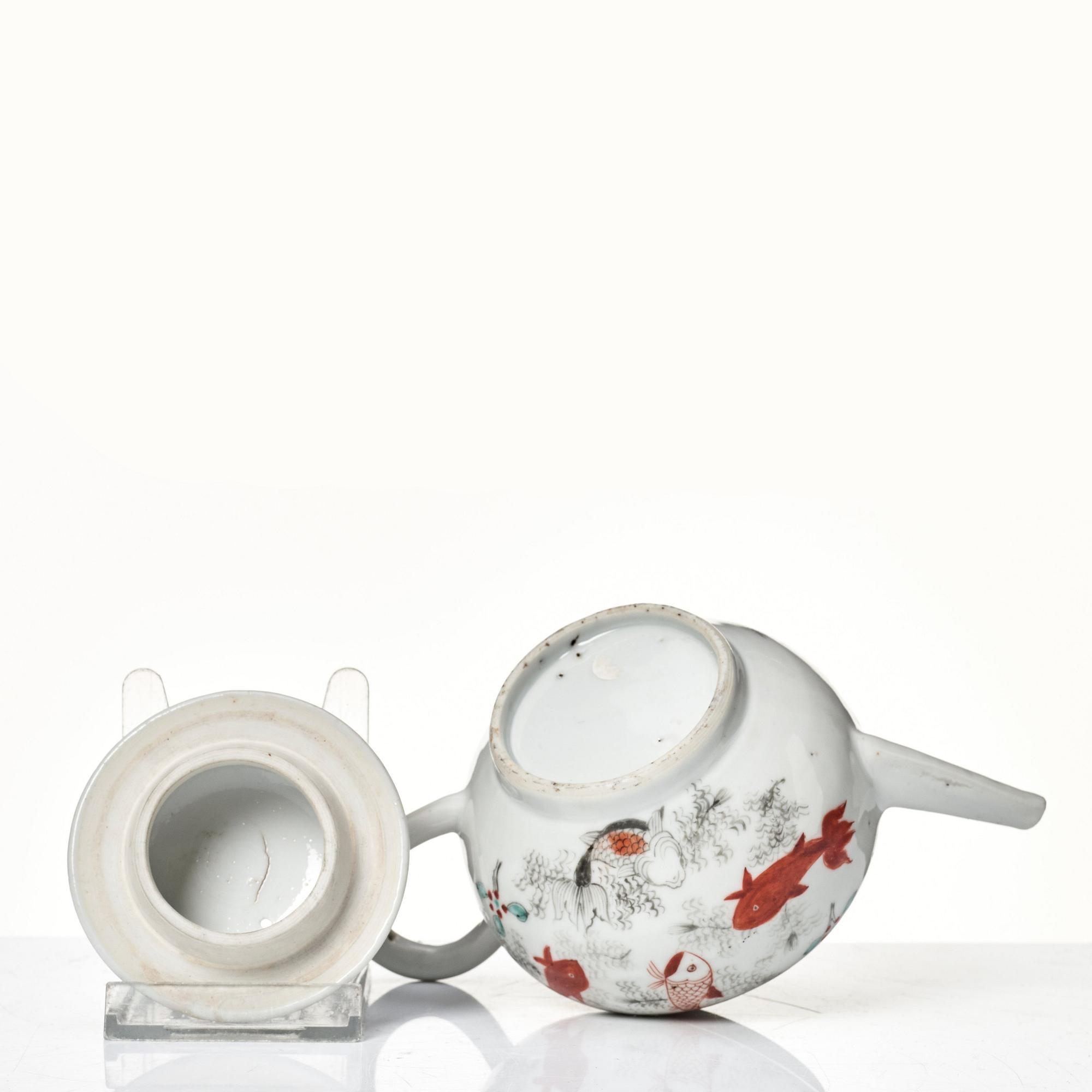 Tekannor, två stycken, kompaniporslin. Qingdynastin, Qianlong (1736-95).
