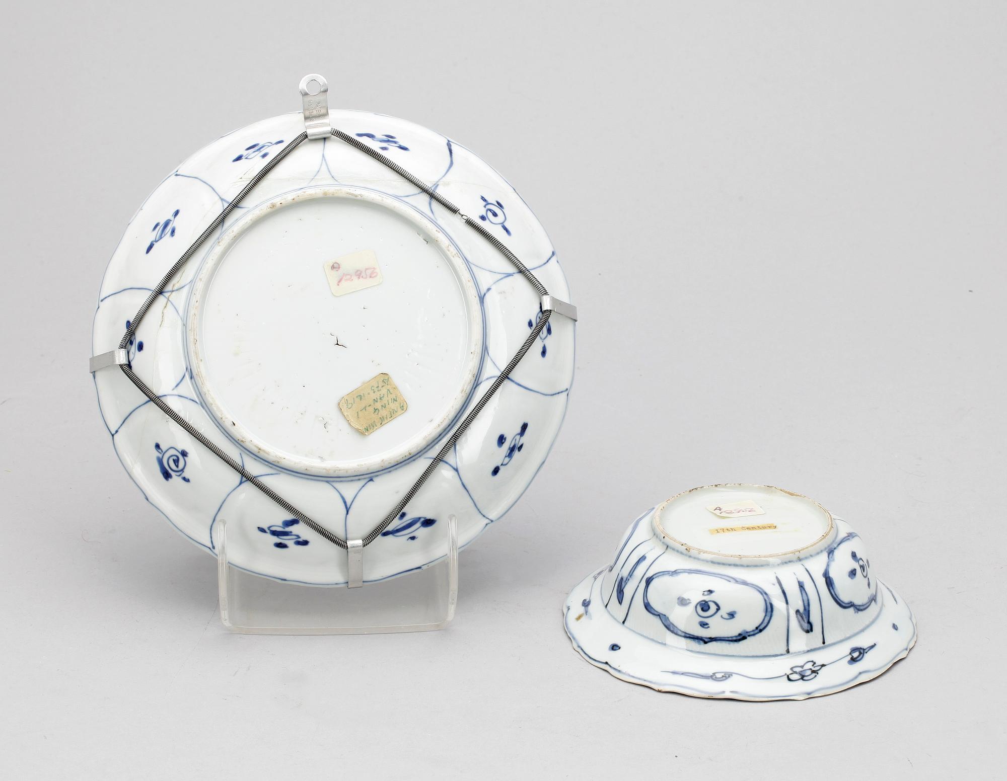 SKÅL SAMT FAT, porslin, Kangxi resp Ming, Kina 1500-1600-tal.