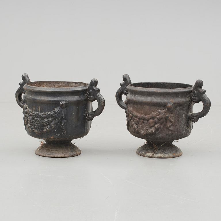 TRÄDGÅRDSURNOR, ett par, gjutjärn, omkring sekelskiftet 1900.