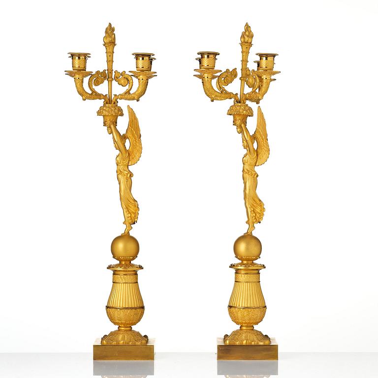 Kandelabrar, ett par, för fyra ljus, Frankrike, ca 1820-tal, Empire.