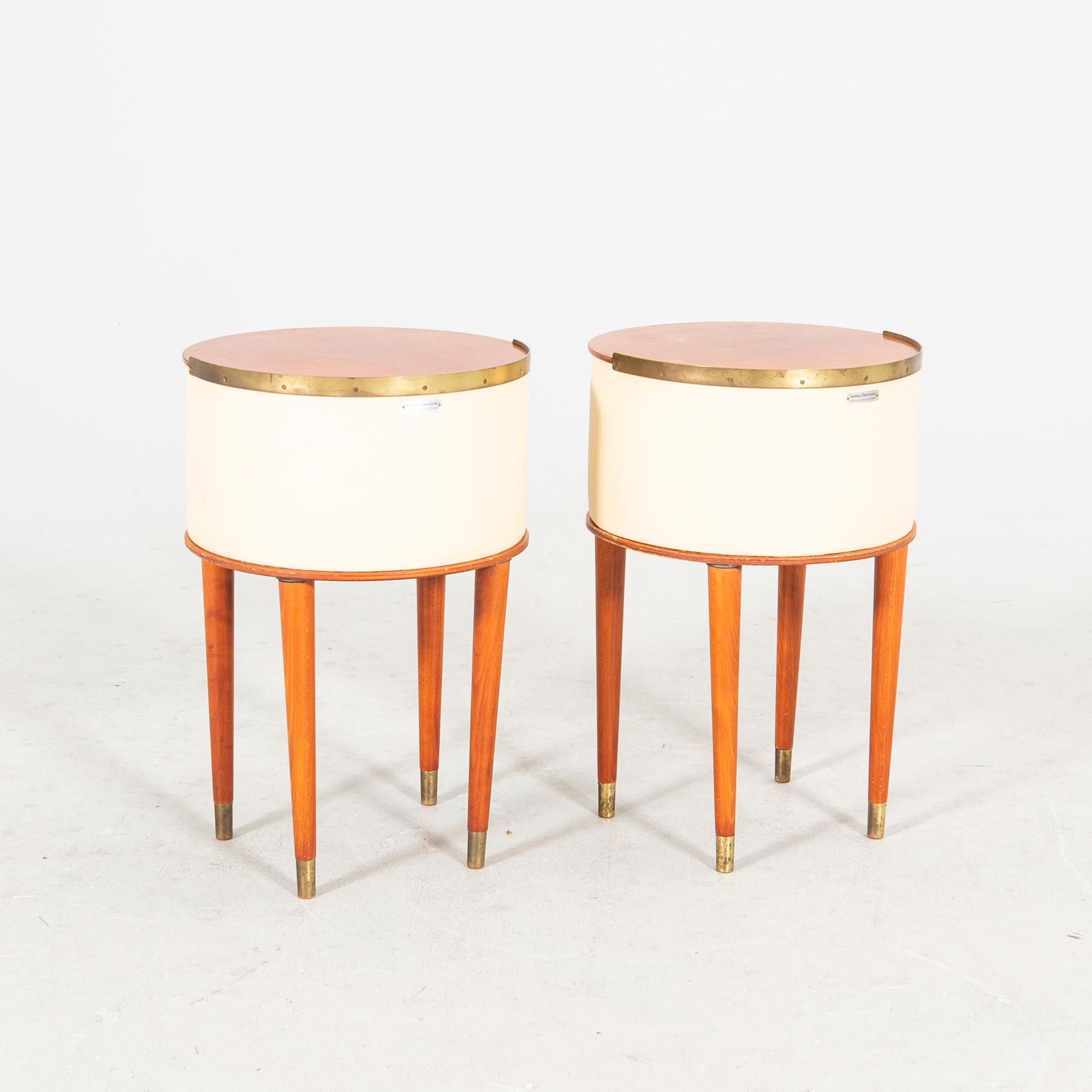 Sängbord, ett par, Halvdan Petterssons Möbelfabrik, Tibro, 1900-talets mitt.