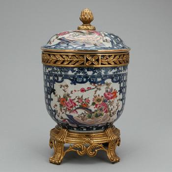 LOCKURNA, porslin samt mässing, 1900-tal.