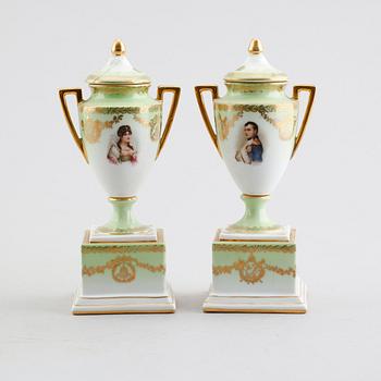 LOCKURNOR, 1 par, porslin, möjligen Italien, 1900-talets första hälft.