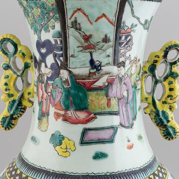 A famille verte floor vase, Qing dynasty, early 20th century.
