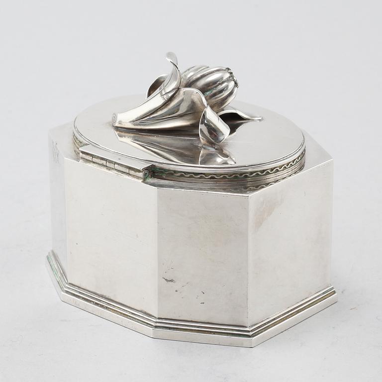 A silver sugarbowl made in Stockholm in 1944.