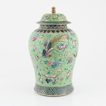 A large famille rose jar with cover, Qing dynasty, 19th Century.