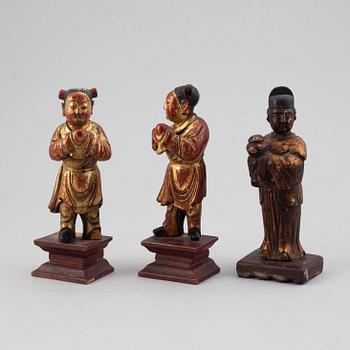 A sen of three wooden figures, late Qing dynasty, 19th Century.