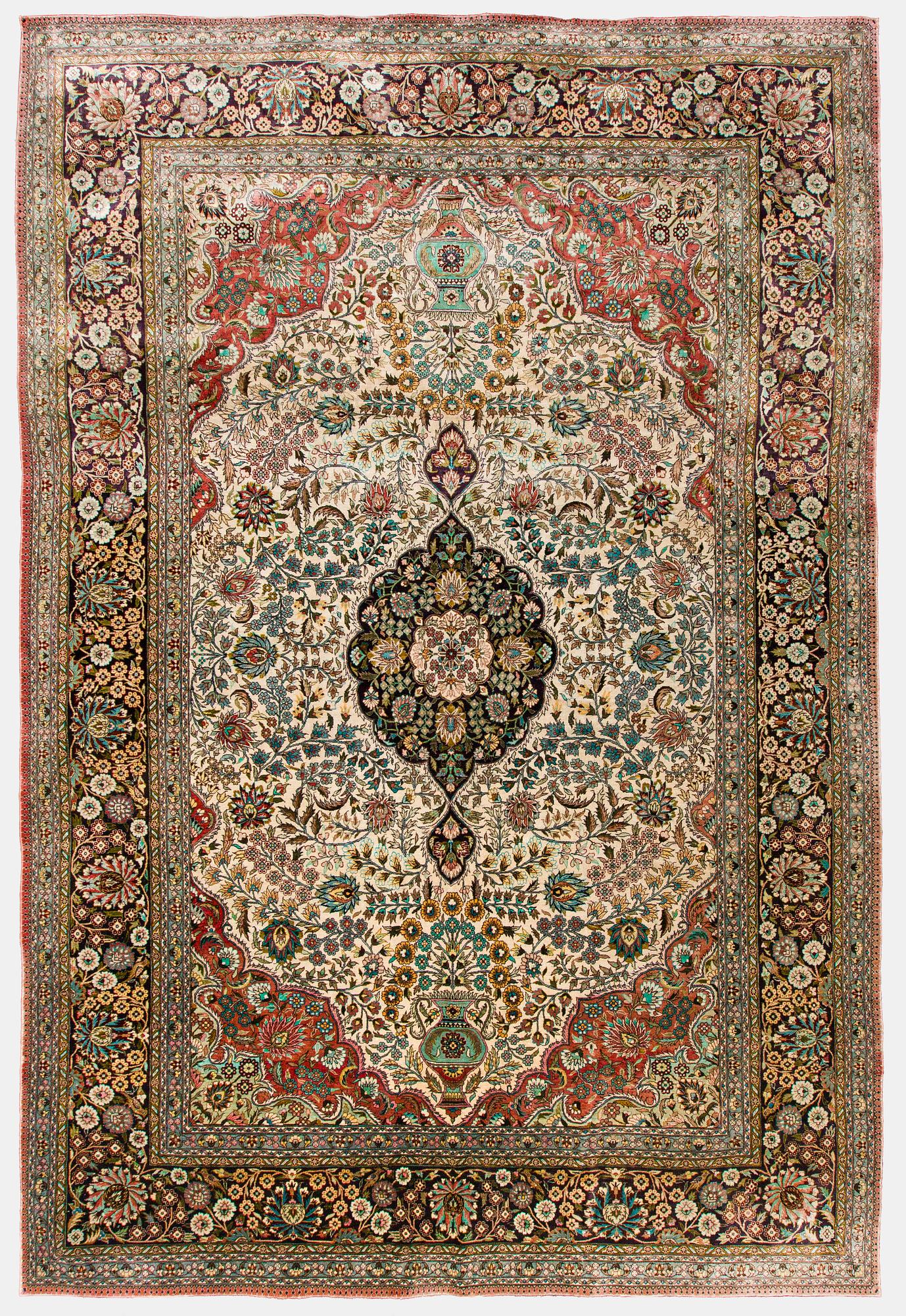 Matta, orientalisk, silke. Ca 273 x 185 cm.