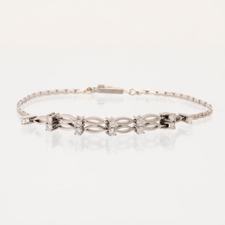 An 18K white gold bracelet set with round brilliant-cut diamonds.