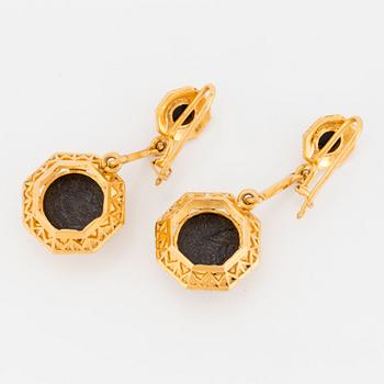 EARRINGS, one pair, at least 18K gold with cabochon cut black star diopside.