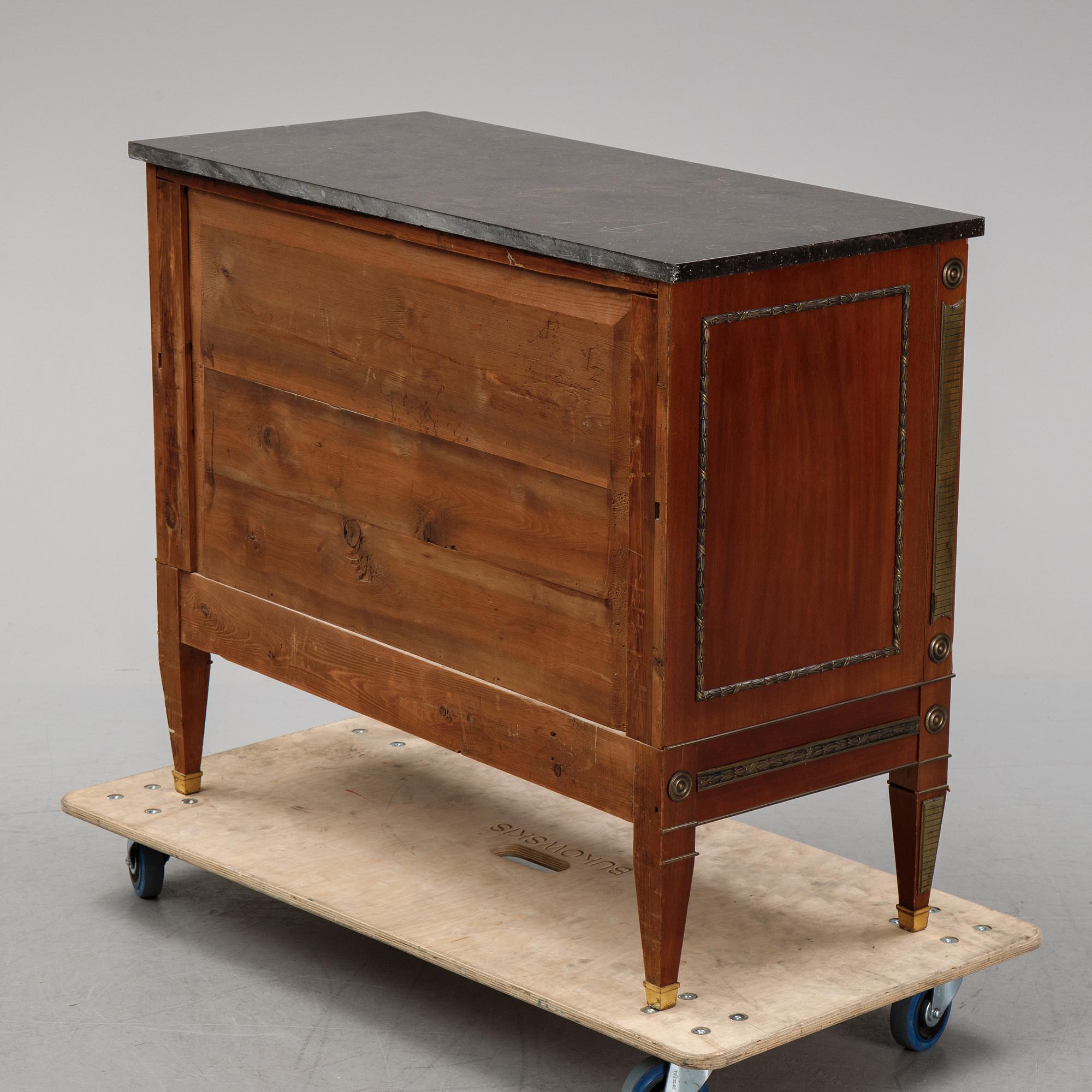 A gustavian style chest of drawers. First half of the 20th century.