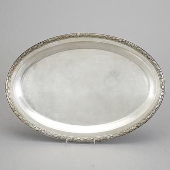 BRICKA, silver. CG Hallberg, Stockholm 1907. Vikt ca 900 gram.