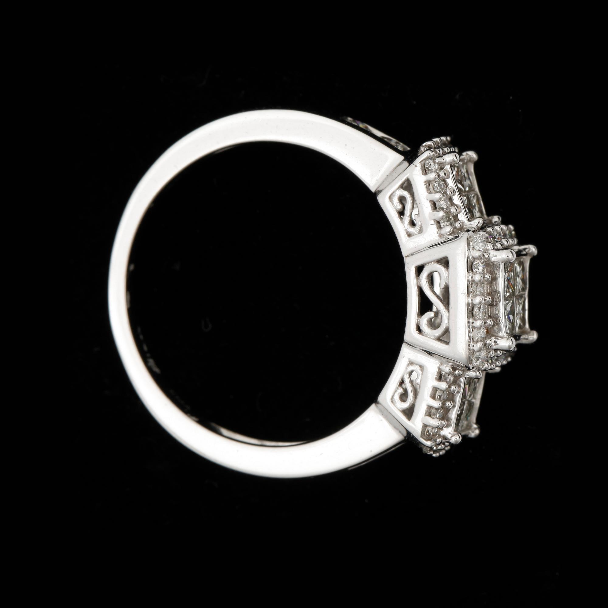 RING, 14k vitguld med 12 prinsesslipade diamanter samt flera små briljantslipade diamanter. Vikt ca 4,7 gram.