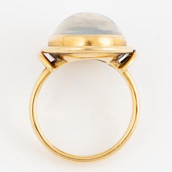 Ring 18K gold with moonstone.