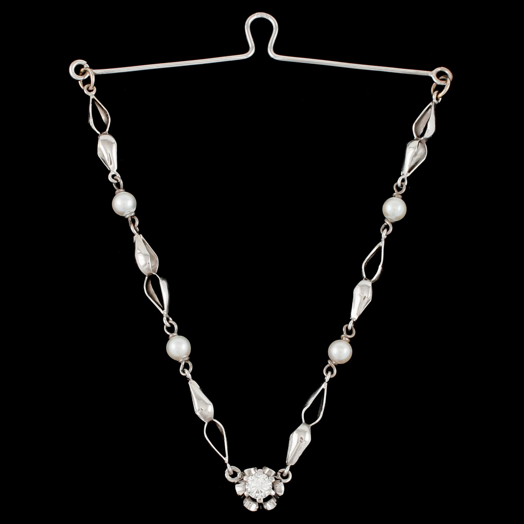 HÄNGE, 18k vitguld med 4 små odlade pärlor samt en briljantslipad diamant 0.37 ct. Vikt 6 g.