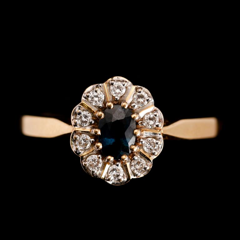 RING, 18 k guld, safir samt diamanter tot ca 0.20 ct enl gravyr. Total vikt ca 4 gr.