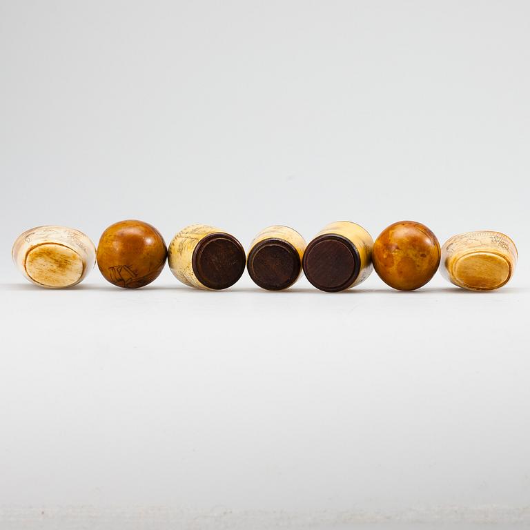 NUUSKAPULLOJA, 2+3 kpl, luuta ja puuta, Kiina 1800-luku ja KORISTEMUNIA, 2 kpl, luuta, Kiina 1800-luku.