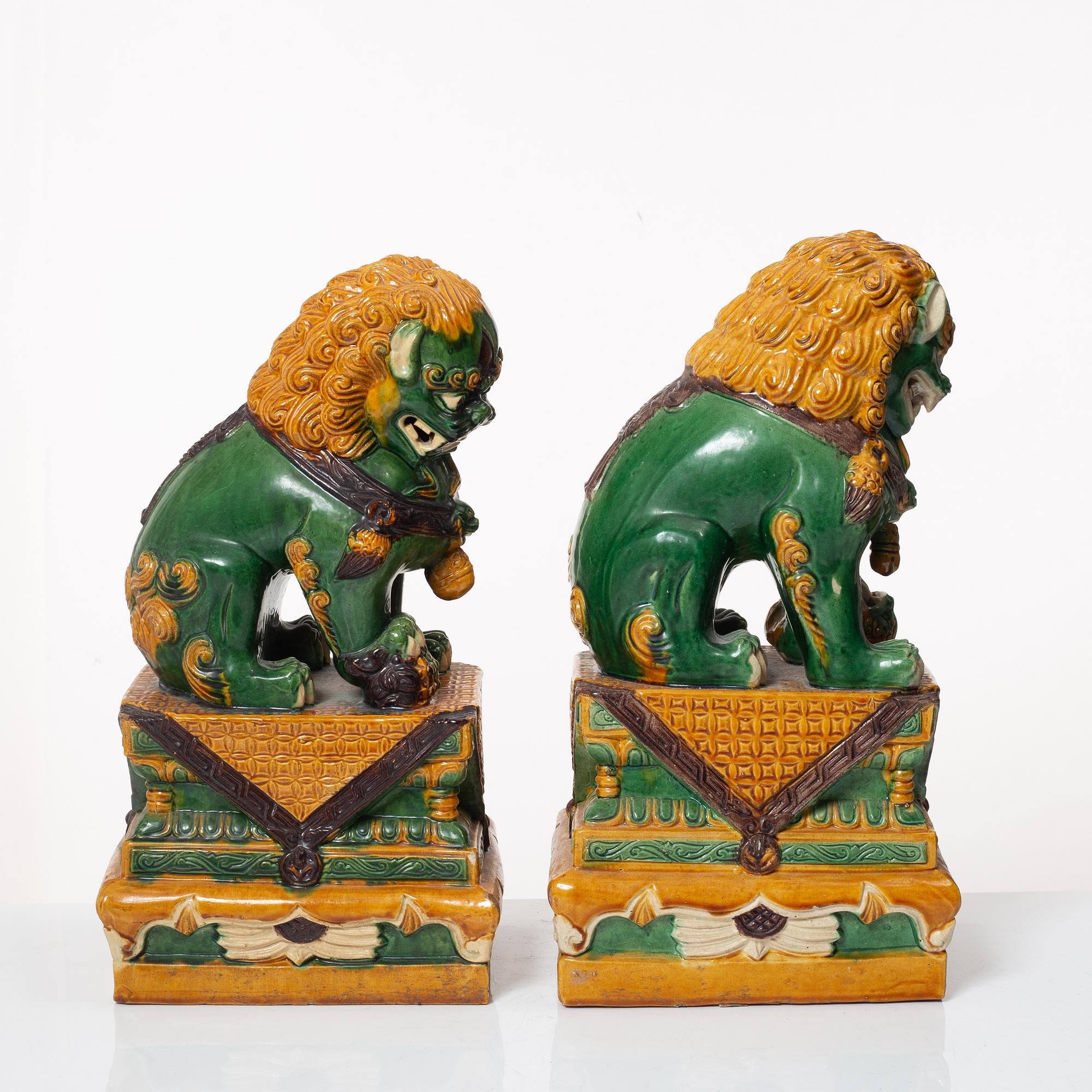 Fohundar, ett par, porslin, Kina, 1900-talets andra hälft.