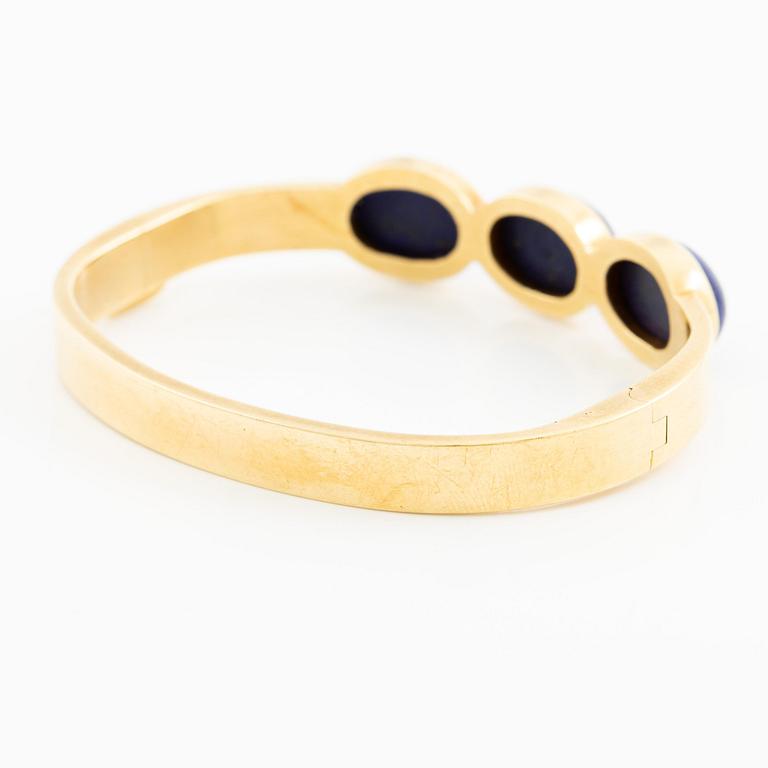 Wiwen Nilsson, a bracelet, 18K gold with lapis lazuli, Lund 1965.