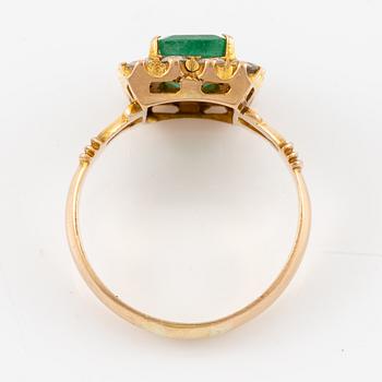 Ring 14K guld med en fasettslipad smaragd och runda briljantslipade diamanter.